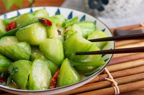 炒絲瓜發黑,記得下鍋前“加一步”,絲瓜碧綠鮮嫩,不費油還好吃 炒絲瓜發黑,記得下鍋前“加一步”,絲瓜碧綠鮮嫩,不費油還好吃