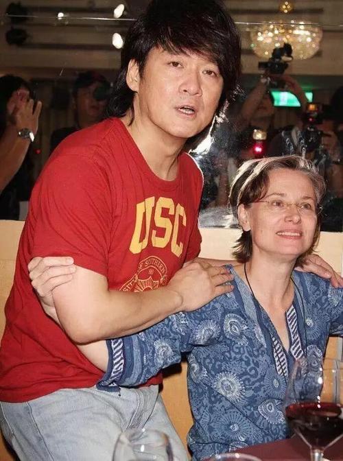 周華健:18歲與初戀失聯,25歲借錢娶外國女粉絲,相伴36年0緋聞 周華健:18歲與初戀失聯,25歲借錢娶外國女粉絲,相伴36年0緋聞