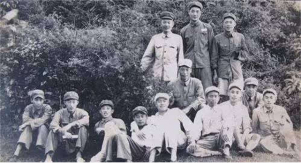 夜幕下兩支部隊相遇，都以為是自己人，一喊話才知道是敵軍