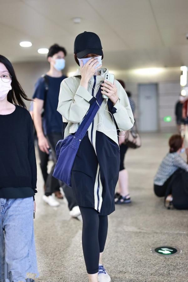 袁泉出現在機場，穿高領夾克下搭小腳健身褲，是怎麼保持身材的？