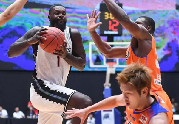 開出千萬合同與CBA搶人，周琦也成引援目標，這支香港球隊太豪了