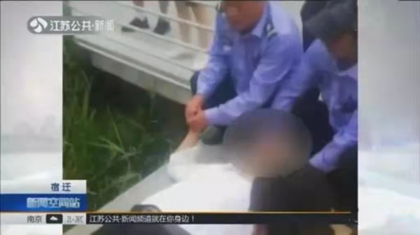 哪些動作會傷骨？骨科醫生：不建議做這7件事，看看你中招沒