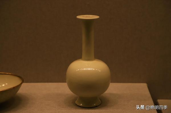 走故宮西路，先看那燦若星河的各代瓷器，彷彿踏入流淌的歷史長河