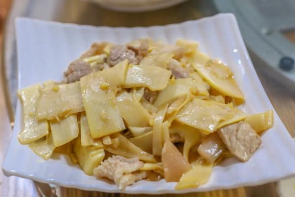 周邊遊｜住進小木屋泡私湯，乘網紅小火車玩彩虹滑道