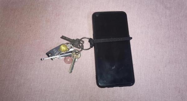 出門容易忘記帶鑰匙不用愁，一個橡皮筋，輕鬆解決難題