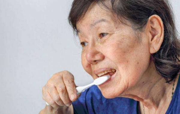 為啥老人身上有一股怪味？建議55歲後，遠離4個習慣，老了或沒味