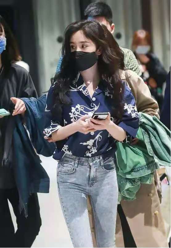 “楊冪”瘦得過分了,穿棒球服配緊身褲亮相,“雙腿比胳膊還細” “楊冪”瘦得過分了,穿棒球服配緊身褲亮相,“雙腿比胳膊還細”