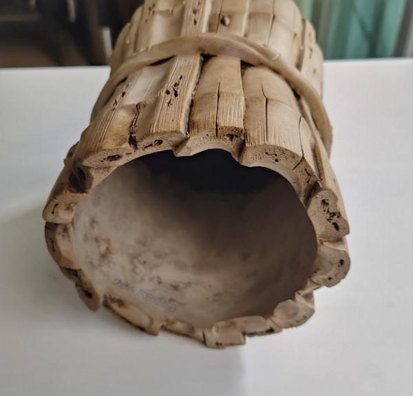 梅縣謝伯花10萬元買個仿清代筆筒，竹片加水泥製成？還說不後悔