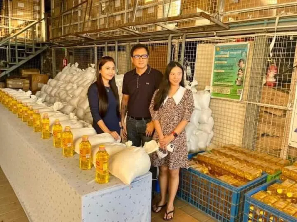 緬甸仰光、曼德勒、臘戌等多地街頭的這一幕幕，溫暖得讓人想哭