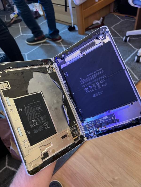 Surface Neo原型照曝光:內部結構像是放大版的Surface Duo Surface Neo原型照曝光:內部結構像是放大版的Surface Duo