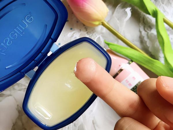 去50歲閨蜜家玩，看她梳妝檯上多了3樣護膚品，難怪面板越來越好