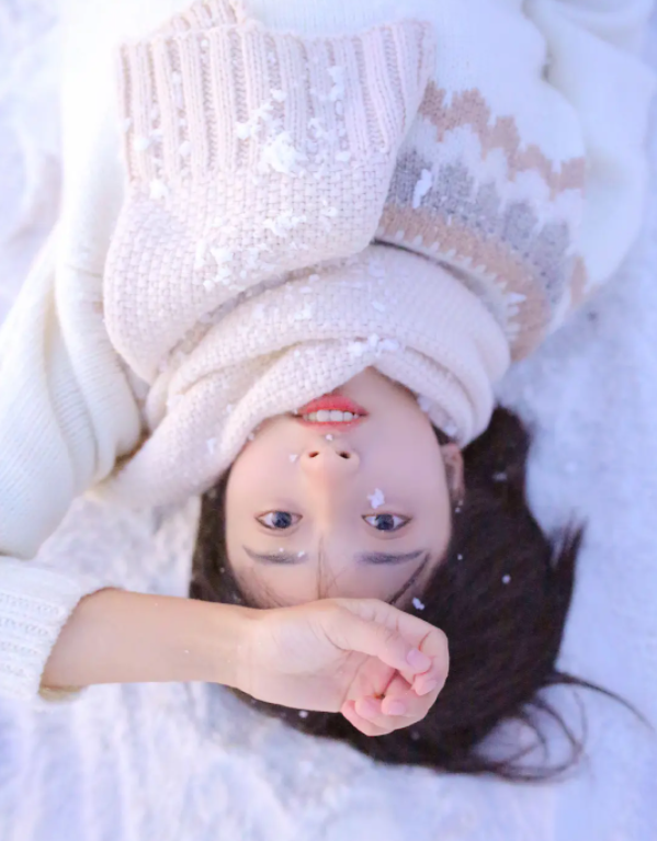 15位女星雪景美圖：楊冪嬌俏、劉詩詩經典，寫真照竟是沈月贏了？