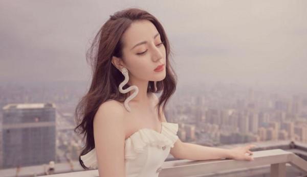 當看到迪麗熱巴拍攝的照片才懂，背景無所謂，顏值高就行