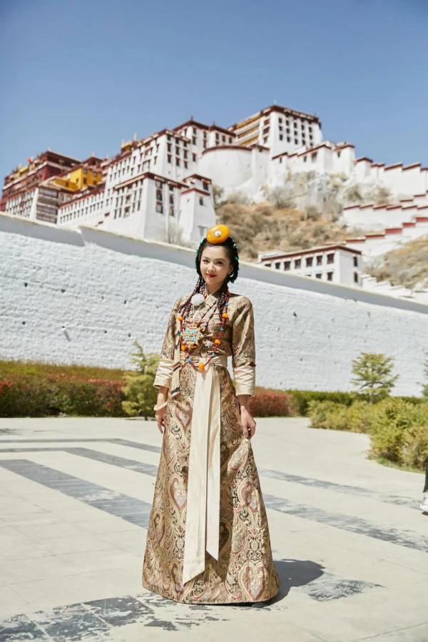 劉濤美到了西藏，穿一身藏袍配髒辮有異域風情，意外有了公主氣質