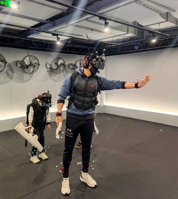 陸毅陪女兒們玩VR遊戲 一身裝備舉槍帥氣十足