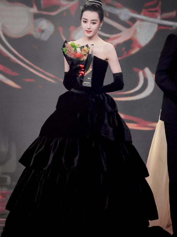 2021迪麗熱巴紅毯造型，突破自己美不停