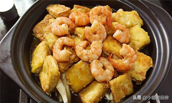 一道用嫩豆腐製作的“蝦仁豆腐煲”，特別開胃，比吃火鍋還過癮