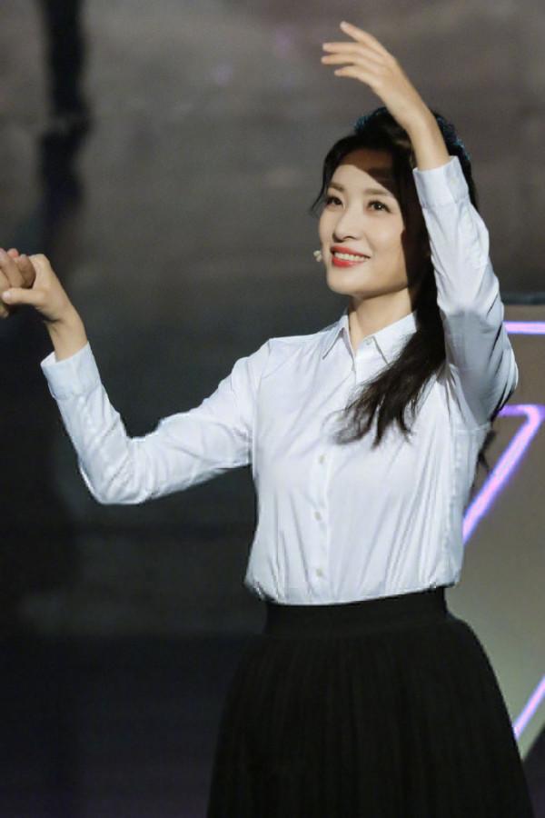 周濤青春襯衫長裙面板白皙面色紅潤美照圖片 周濤青春襯衫長裙面板白皙面色紅潤美照圖片