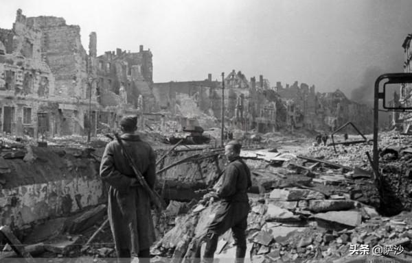 為什麼英美兩國會讓蘇聯去攻打柏林?1945年1月12日紅軍攻入德國 為什麼英美兩國會讓蘇聯去攻打柏林?1945年1月12日紅軍攻入德國