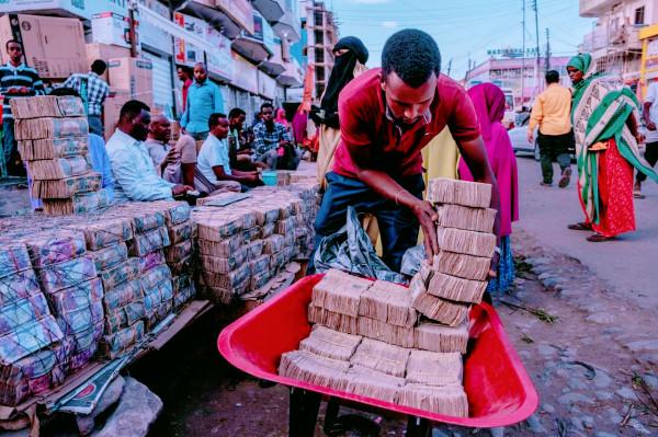 越南真“土豪”!路邊擺放了成堆的錢幣,卻沒人敢搶 越南真“土豪”!路邊擺放了成堆的錢幣,卻沒人敢搶
