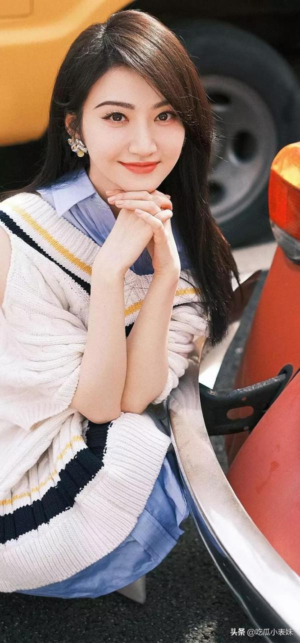 景甜，膚白貌美，恬靜如水