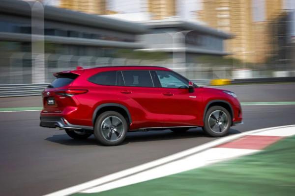 “吃”得少，跑得快，坐得多！賽道試駕皇冠陸放