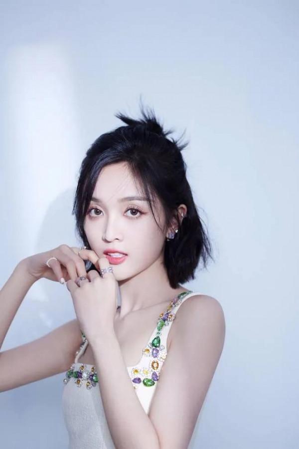 白白嫩嫩的吳宣儀，似青春美少女