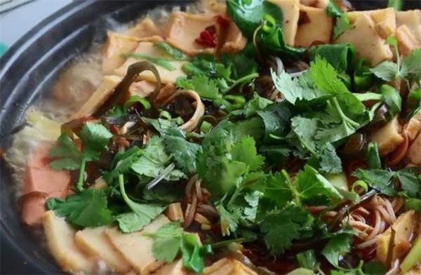 砂鍋米線怎麼做才好吃？在家做很簡單，一次做一大鍋，實在太香了