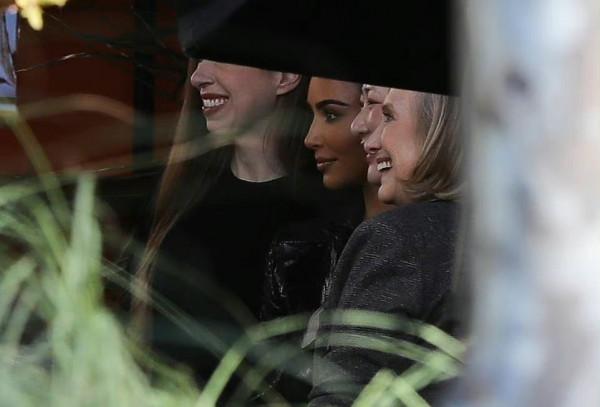 希拉里母女高調現身街頭，42歲女兒罕見露面，74歲希拉里打扮隆重