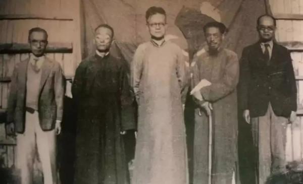 殺害聞一多的兇手，躲在成都開香菸店，因看報坐姿正派暴露被槍斃