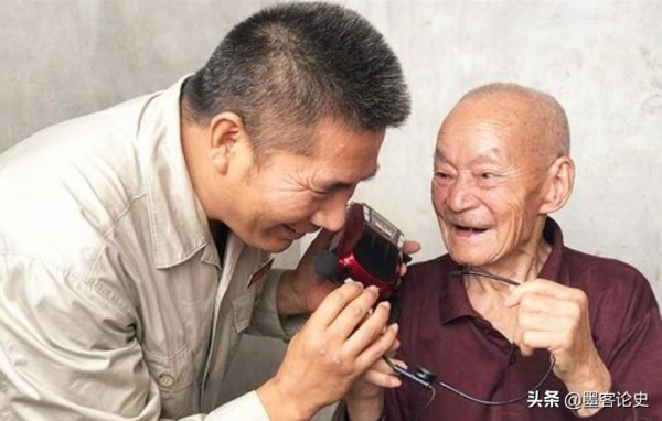 四川領導尋找老兵,95歲老農登記遭百姓嘲諷,無奈掏出3枚特等勳章