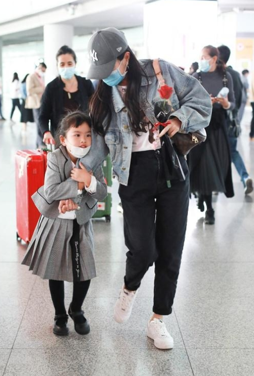 包貝爾真幸福，妻子包文婧時髦美豔似貴婦，女兒穿蓬蓬裙似小公主