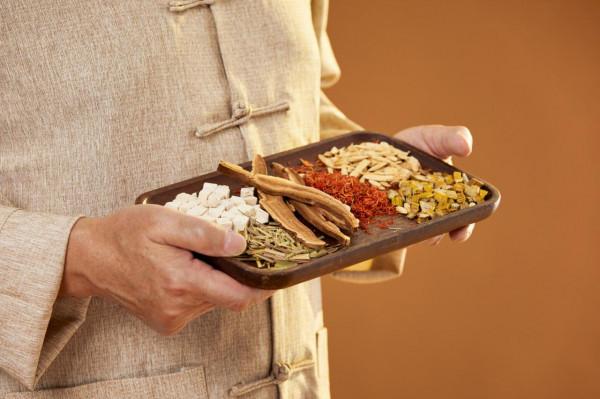 經常犯困、嗜睡的人是怎麼回事？中醫：多半和這3種原因有關