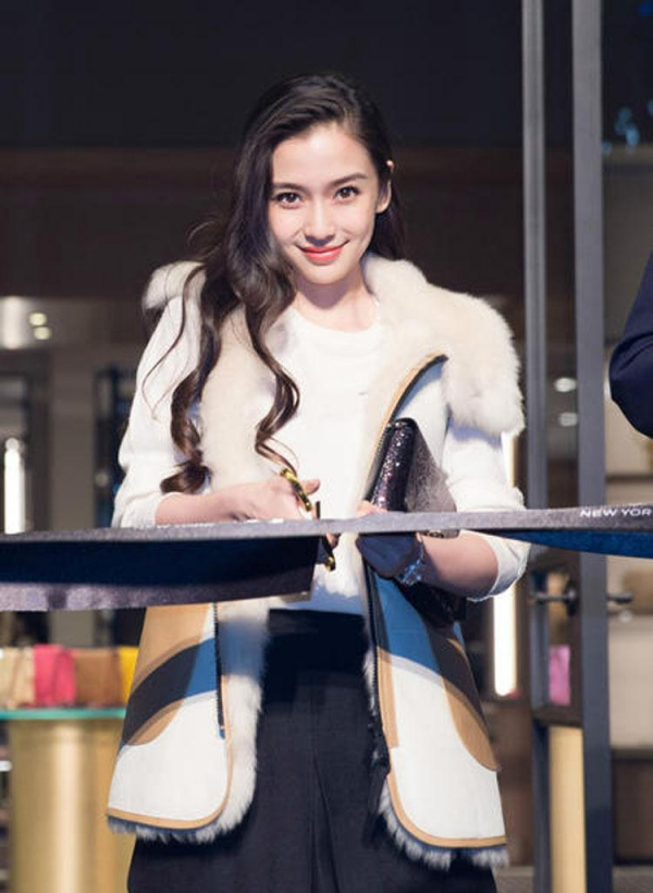 Baby真是瘦得過分了，臉上戴著眼鏡，顯得法令紋更明顯了