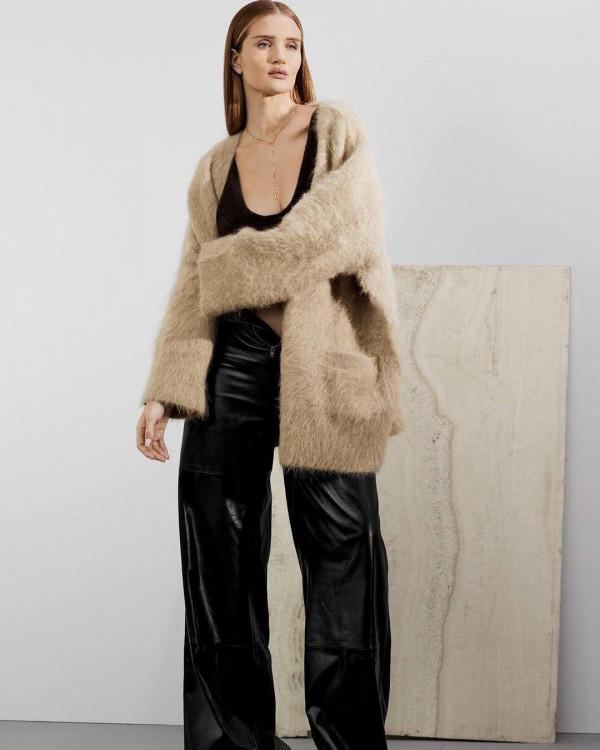 英國超模羅茜宣佈懷上著名演員傑森·斯坦森的孩子了