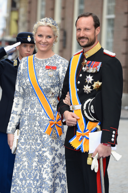 挪威王儲妃去瑞典度假,羽絨服配短褲毫無包袱,到底是冷還是熱? 挪威王儲妃去瑞典度假,羽絨服配短褲毫無包袱,到底是冷還是熱?