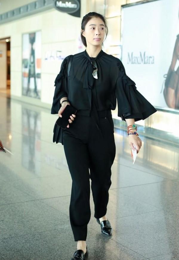 蔣欣戴著墨鏡真有個性，但墨鏡下的眼睛太俗氣，一身薄紗真清涼