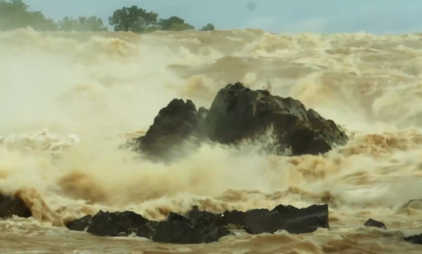 湄公河最瘋狂的捕魚人，極端洪水嚇得你冒冷汗，他們卻在水中玩命