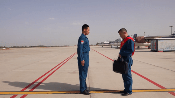 兩鬢斑白的飛行教官,最後一次同戰鷹起飛…… 兩鬢斑白的飛行教官,最後一次同戰鷹起飛……