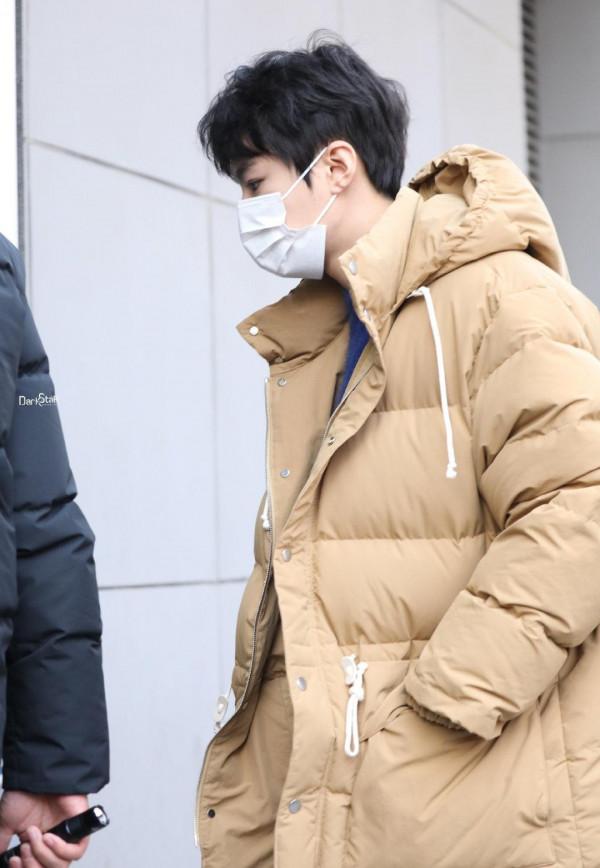 王俊凱參加文聯百花春晚的路透曝光，穿咖色羽絨服好暖和，真低調