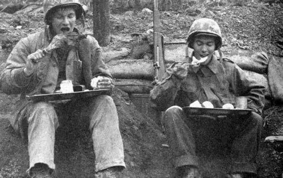 1950年 志願軍收復平壤之後的意外收穫 各類美軍罐頭吃到消化不良 1950年 志願軍收復平壤之後的意外收穫 各類美軍罐頭吃到消化不良