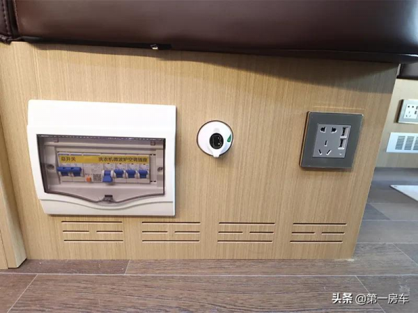 高性價比房車！愛旅途2022款大通V90C，800鋰電800太陽能配置合理
