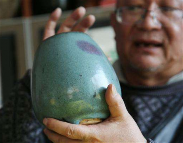 六旬老人迷戀收藏48年投入2400萬,藏品過億,卻要向女兒借錢生活 六旬老人迷戀收藏48年投入2400萬,藏品過億,卻要向女兒借錢生活