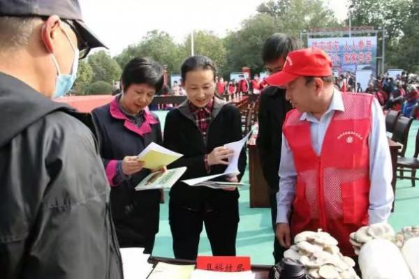 中國好人、科技特派員、蘑菇大王丁倫保參加科技“三下鄉”活動