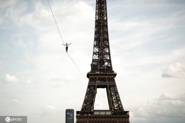 法國勇士埃菲爾鐵塔高空走扁帶 挑戰極限上演“空中芭蕾”