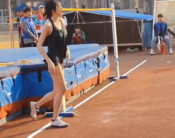 高顏值女大學生帥氣跳高，輕鬆背越1米56，網友：這腿比我人都高