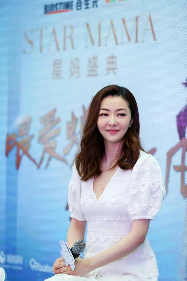 39歲熊黛林婚後幸福，一襲白裙現身成熟女人味