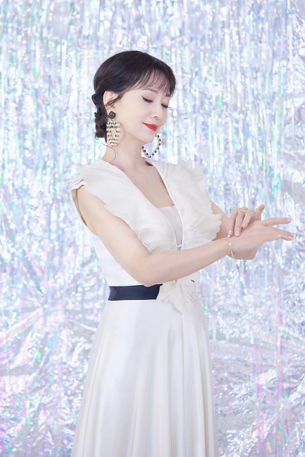 趙雅芝工作室釋出流光寫真 白色紗裙典雅唯美