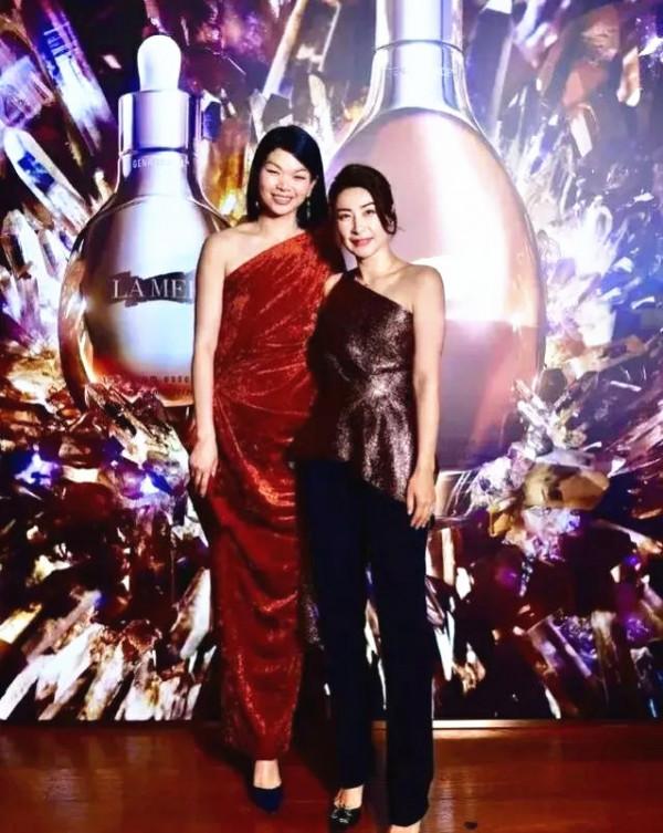 郭晶晶真是不簡單,玫瑰短衫穿出高貴感,同框超模呂燕也不輸氣質 郭晶晶真是不簡單,玫瑰短衫穿出高貴感,同框超模呂燕也不輸氣質