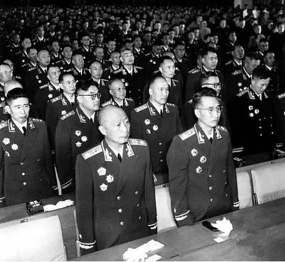 首次授銜遇難題，3000名紅軍何處去，主席霸氣敲定“紅軍不下校”